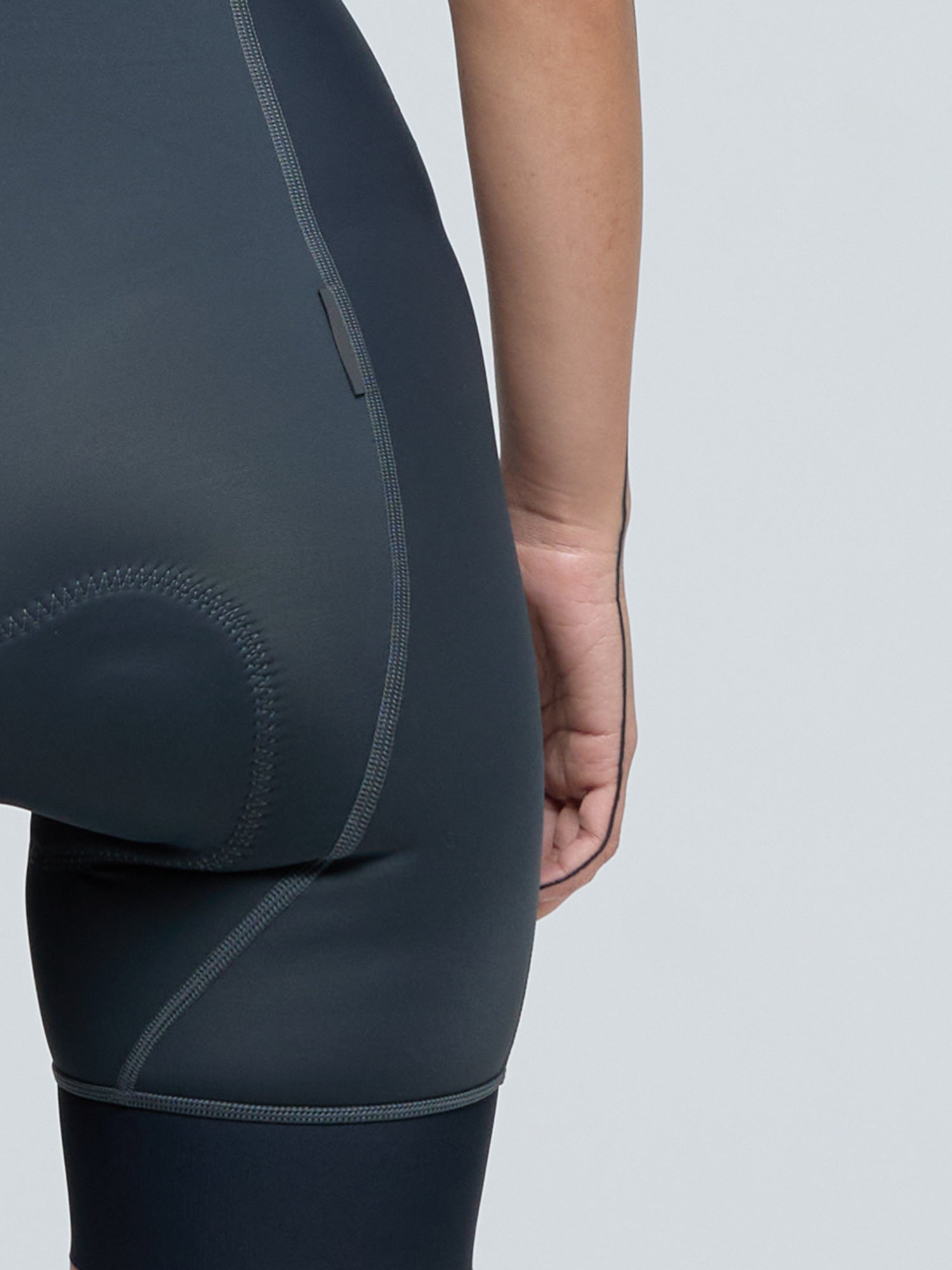 WOMEN’S DARK GREY CLASSIC BIB SHORTS
